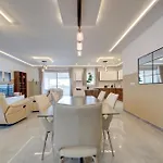 Fully Equipped 2br With Pool & Gym Access By 360 Estates Lägenhet