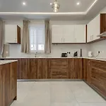 Fully Equipped 2br With Pool & Gym Access By 360 Estates Lägenhet